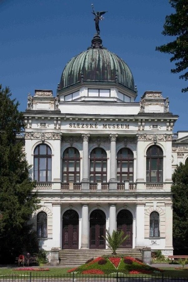 Nejstarším zemským muzeem v českých zemích bylo Slezské zemské muzeum v Opavě založené roku 1814. 