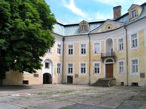 Bílovecký zámek prošel požáry, nevhodnými stavebními úpravami i využitím. Nyní se ho město snaží opravit.