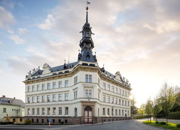 Škola v Jilemnici čp. 288 v novém kabátě