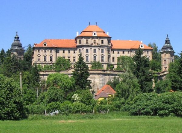 Barokní klášter Chotěšov působí monumentálním dojmem.