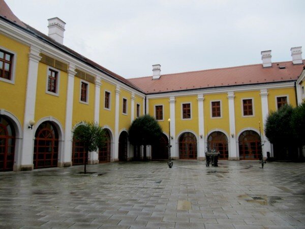 Poslední sněm Sdružení historických sídel Čech, Moravy a Slezska se konal v Uherském Hradišti v objektu Reduta.