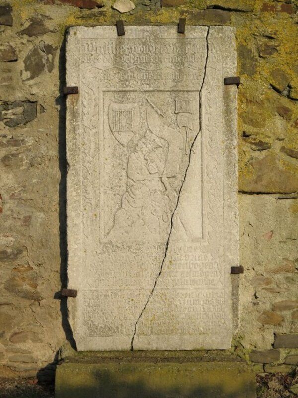 Mramorová deska s německým nápisem z roku 1930 se navrátí na své původní místo před hrad Vikštejn.