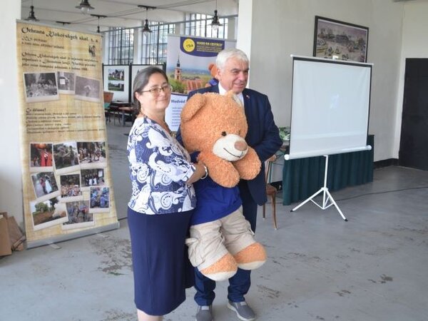Hana Talli Hlubučková se senátorem Jiřím Voseckým a medvědem Hugem