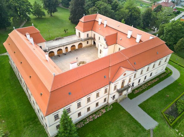 Nové střechy na zámku Koryčany s Bobrovkou Tondach
