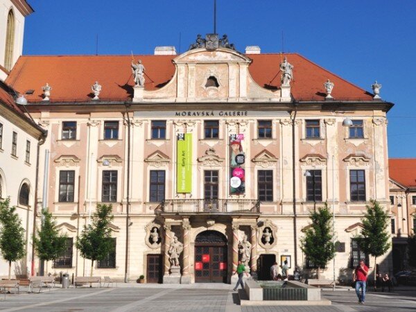 Moravská galerie v Brně chce do svých prostor znovu přilákat návštěvníky. Rozhodla se proto v letní sezoně nevybírat žádné vstupné.  