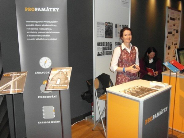 Redaktorka financování Dagmar Koželuhová a účetní Ida Soukupová na stánku portálu PROPAMÁTKY na loňském ročníku NGO Marketu.