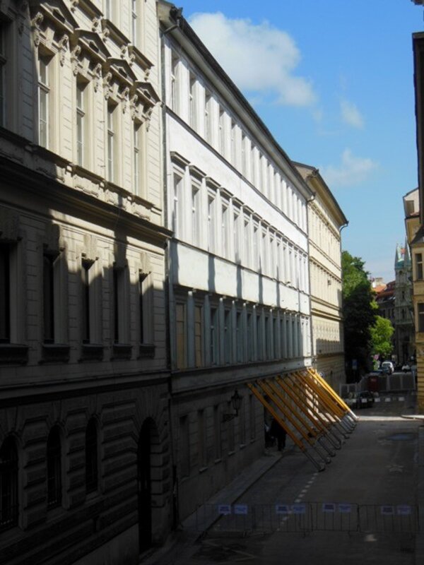 V Divadelní ulici musel být po výbuchu plynu staticky zajištěn dům čp. 334. Také toto statické zajištění bude předmětem jedné z přednášek semináře.