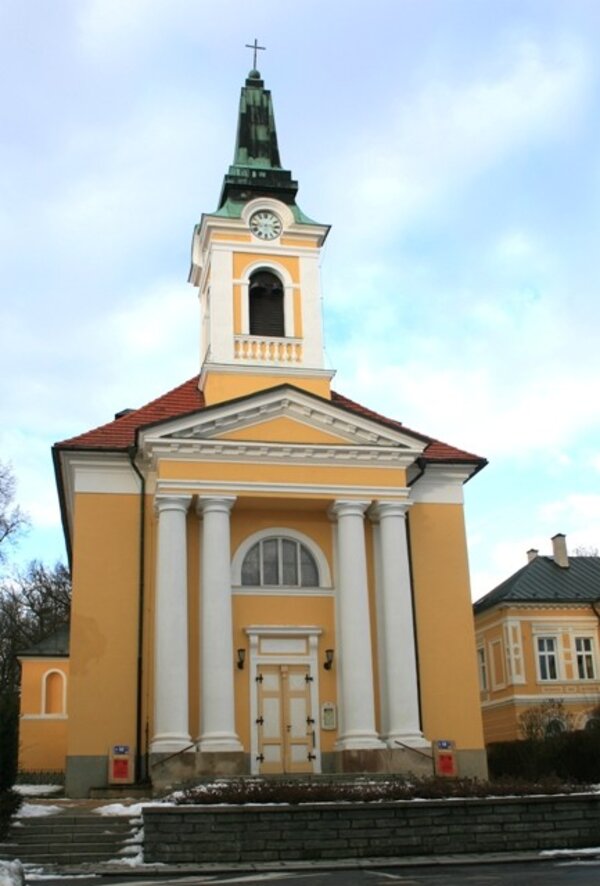Na věž kostela Povýšení  sv. Kříže ve Františkových Lázních se vrátil jeho symbol – kříž z roku 1847.