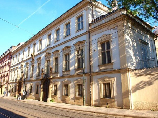 Po opravě Thurn-Taxisova paláce se do jeho prostor nastěhuje anglo-americká univerzita.