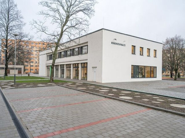 Revitalizací prošel i okolní veřejný prostor s novými dětskými hřišti a parkovací plochou.