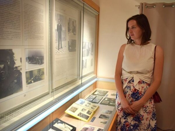 Výstavu bohatě ilustrují unikátní historické fotografie a nově objevené dokumenty. 