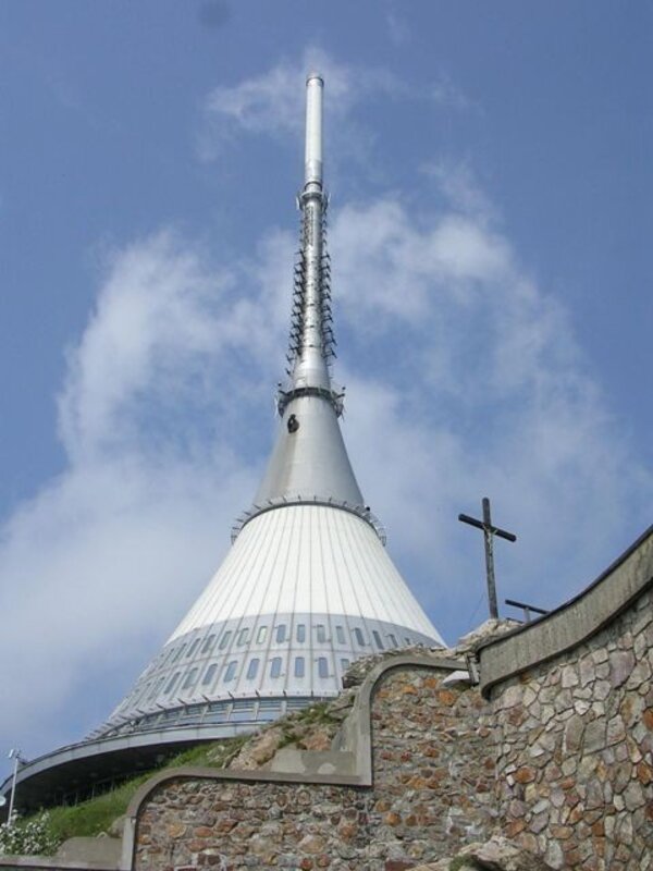 Horský hotel a televizní vysílač na Ještědu byl v roce 2006 zapsán na seznam národních kulturních památek.