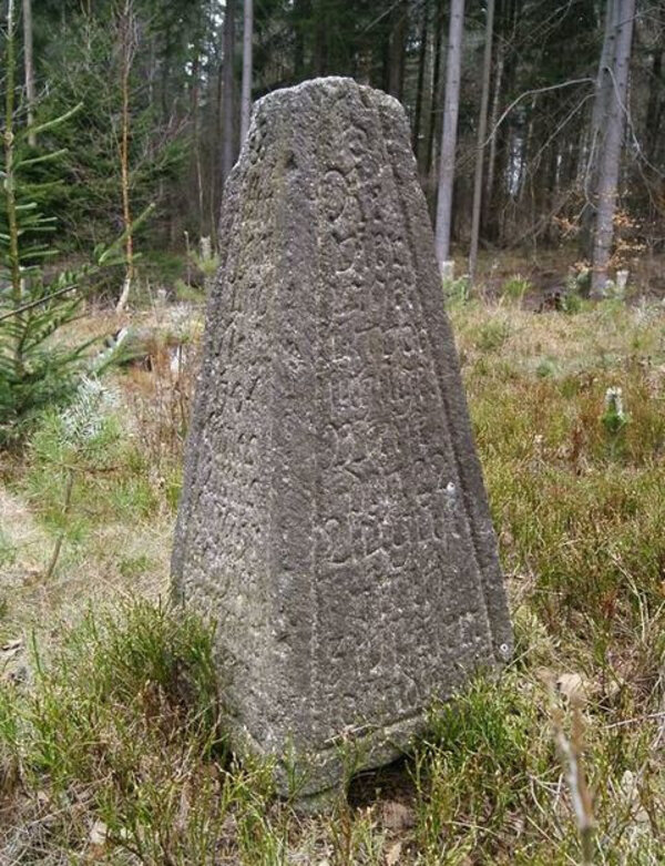 Kahlerův pomník je vytvořen ve tvaru čtyřbokého jehlanu.