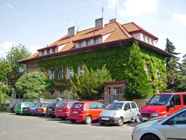 Vilu bratří Čapků koupila Praha 10 za 28 milionů korun, za historický inventář zaplatila 15,8 milionů korun. 