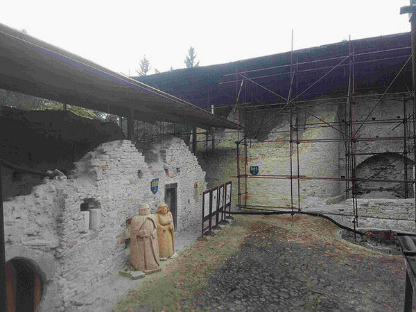 Hrad Vízmburk byl založen ve 2. polovině 13. století Tasem z Vízmburka, který náležel k rodu Pánů erbu zlatého třmene.