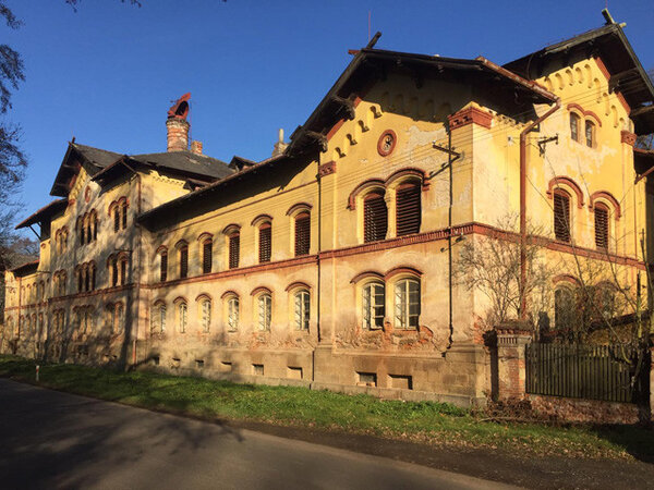 Historická budova bývalého pivovaru se nachází na severním okraji obce.