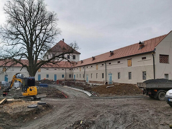 Současný pohled do obnovovaného historického areálu