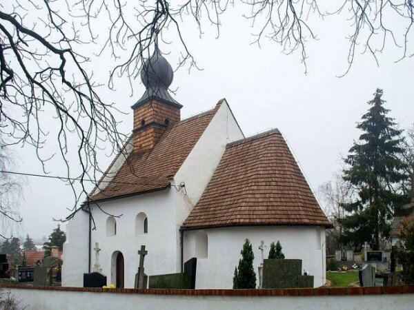 Restaurování dřevěného barokního oltáře v kostele Všech svatých v Přeskačích na Znojemsku vyšlo na 355 tisíc korun.