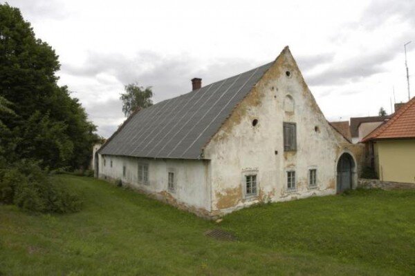 Nejcennější částí statku U Matoušů na bolevecké návsi je obytné stavení z roku 1605.