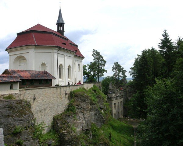 Hrad Valdštejn byl vystavěn na pískovcových blocích. Na snímku je hradní kaple sv. Jana Nepomuckého.