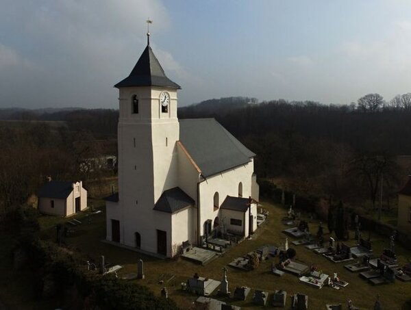 Kostel sv. archanděla Michaela v Rusíně-Hrozové pochází z konce 13. století. V letech 2014–2015 v něm byl restaurován cenný soubor středověkých nástěnných maleb.