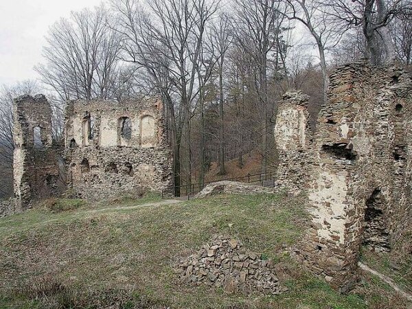 Trosky objektů u vstupní brány hradu Vikštejna