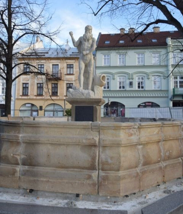 Obnovená kašna se sochou Neptuna