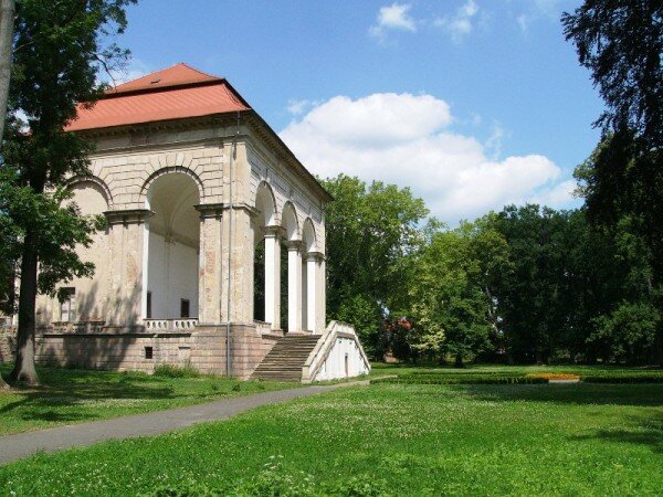 Náklady na obnovu historického parku u Valdštejnské lodžie se odhadují na sedm milionů korun, radnice chce na projekt získat dotaci od Státního fondu životního prostředí. 