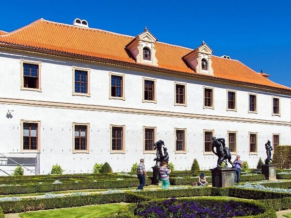 Pro rekonstrukci střech Valdštejnského paláce byl kvůli historizujícímu vzhledu a dobré funkčnosti vybrán Malý prejz od společnosti Tondach.