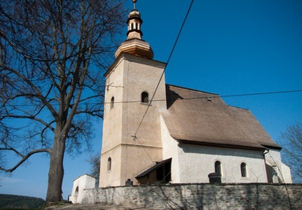 Gotický kostel sv. Markéty v Loukově má fresky opraveny již z větší části, letošních 300 tisíc korun dotace půjde na dokončení oprav hřbitovní zdi.  