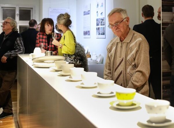 Z vernisáže výstavy o historii, výrobě a designu porcelánového servisu