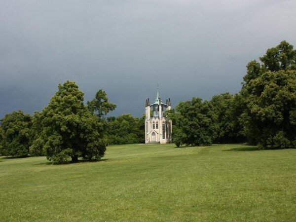 Přírodně krajinářský park v Krásném Dvoře – pohled na novogotický templ