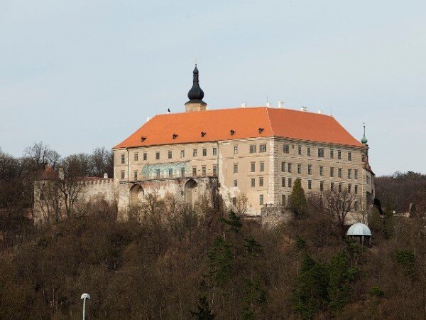 Zámek v Náměšti nad Oslavou byl zásluhou hraběte Jindřicha Viléma Haugwitze v první polovině 19. století pozoruhodným hudebním centrem.