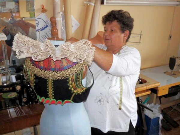 Letošním držitelem titulu Nositel tradic lidových řemesel je Jarmila Vitoslavská z Troubek, která už 40 let šije a vyšívá hanácké kroje.