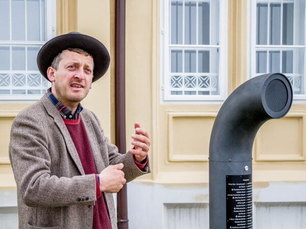 Za projektem poesiomatu stojí Ondřej Kobza, pražský kavárník a zakladatel spolku Piána na ulici.