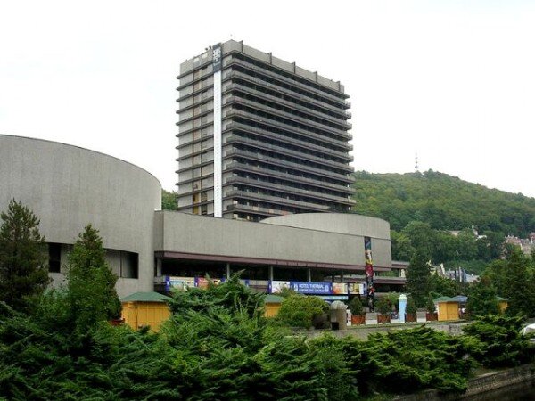 Hotel Thermal je známý jako sídlo Mezinárodního filmového festivalu.