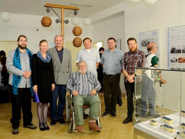 Autoři expozice výstavy o dvou páteřních železnicích v České republice