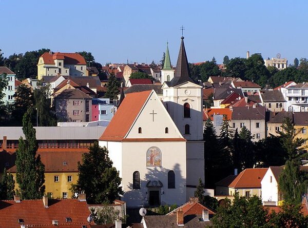 Přednáška se uskuteční v aule Katolického gymnázia, které se nachází vedle barokního kostela Proměnění Páně.