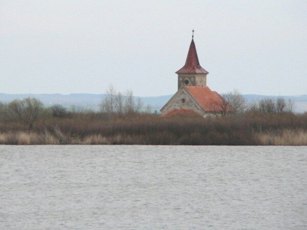 Kostel sv. Linharta je jedinou zachovalou stavbou obce Mušov, která v 70. letech skončila pod vodou při stavbě nádrží Nové Mlýny.