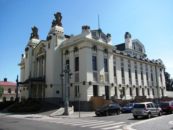 Městské divadlo v Mladé Boleslavi bylo vystavěno v letech 1906–1907. Má novobarokní interiér a průčelí ve formách progresivní geometrické secese.