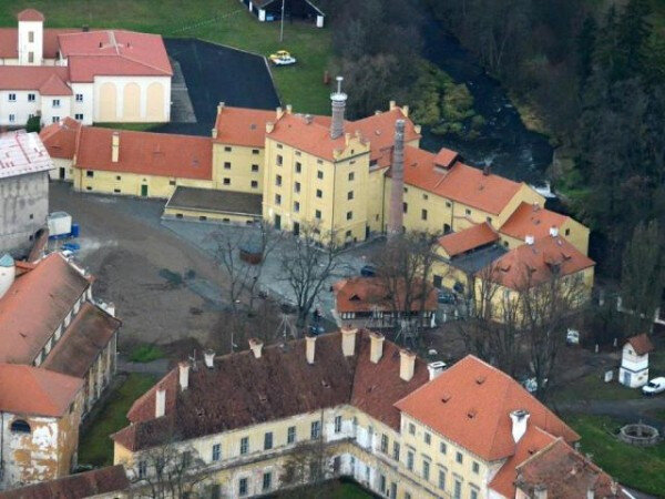 Celkový letecký pohled na Centrum stavitelského dědictví v Plasích