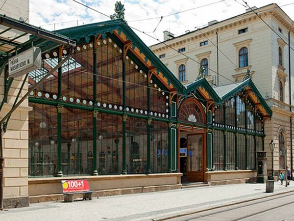 Odjezdová hala byla provedena jako lehká trojlodní hala zastřešená vazníky s dřevěnými krokvemi a ocelovými táhly.