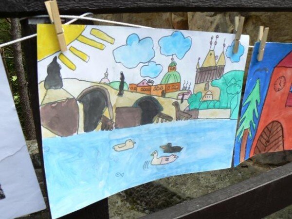 Práce mladých výtvarníků jsou během turistické sezony vystaveny také na hradě Rotštejn v Českém ráji.