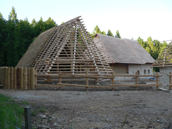 Pohled na vznikající stavbu archeoskanzenu | © Milan Daněk