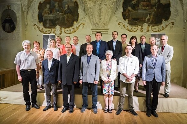 Zástupci veřejných sbírek oceněných v šestém ročníku soutěže MÁME VYBRÁNO