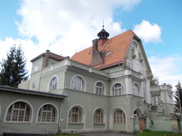 Střelecký dům je dílem krnovského rodáka architekta Leopolda Bauera.