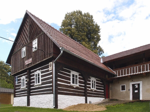 Dům je příkladem lidové architektury – domu s takzvanou nepravou podstávkou z oblasti Podještědí a Českodubska.