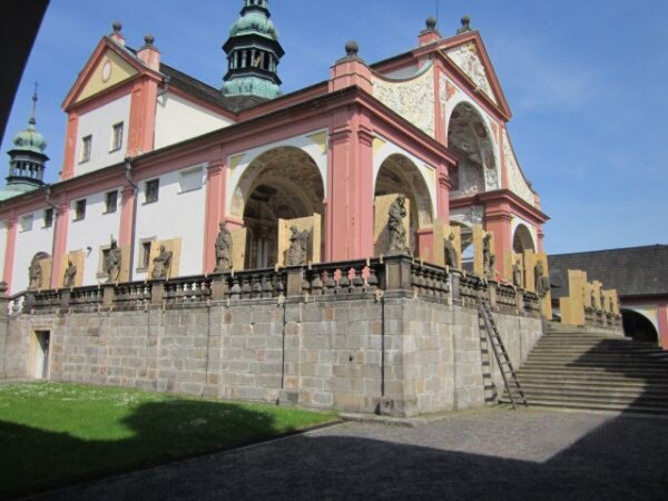Pohled na zabezpečené sochy okolo baziliky Nanebevzetí Panny Marie v poutním areálu Svaté Hory v Příbrami 