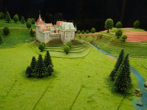 Ve sklepení zámku Červená Lhota je vystaven také model původní gotické tvrze z přelomu 15 a 16. století.