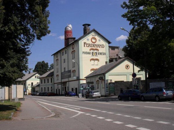 Benešovský Pivovar Ferdinand, a.s., se otevírá veřejnosti. Zájemci si mohou prohlédnout novou chmelnici a projít si areál díky novému informačnímu systému po naučné stezce.